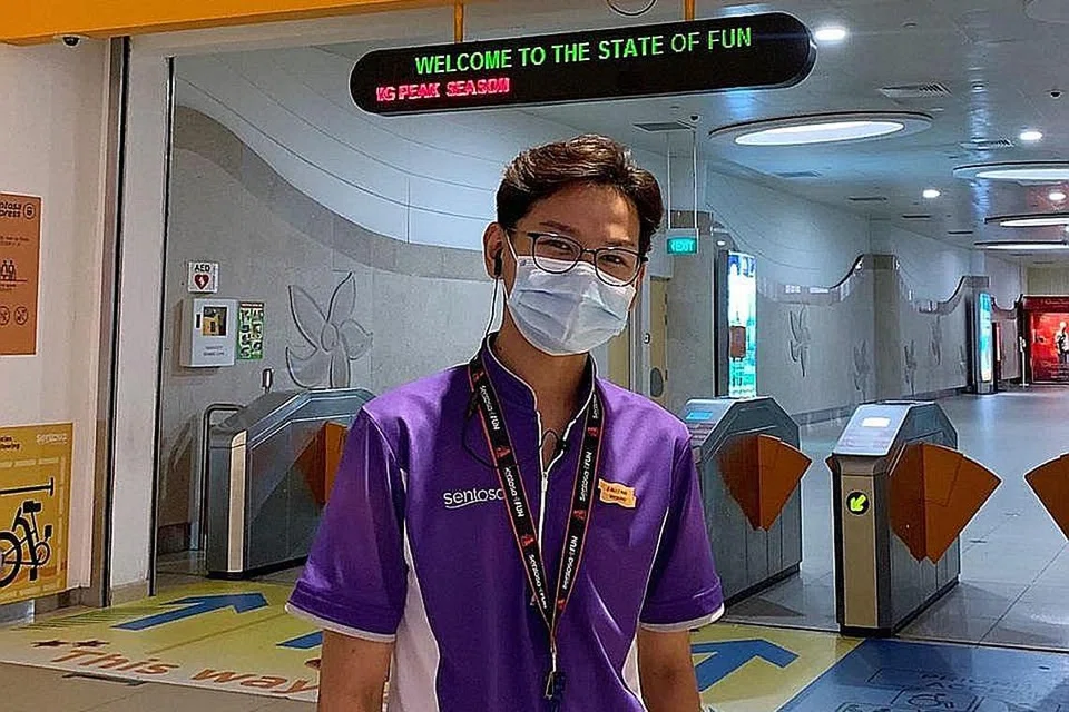 MENINGKAT KEMAHIRAN: Sejak mula bekerja sambilan sebagai duta perkhidmatan di Sentosa, Encik Fauzan mempelajari beberapa perkataan yang membolehkan beliau berbicara bersama pengunjung dalam bahasa Mandarin. - Foto ihsan MUHD FAUZAN ABDUL MALEK 