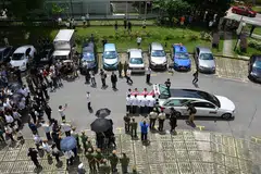 SELAMAT TINGGAL: Keranda yang membawa CFC Lee meninggalkan rumahnya di Jurong East menuju ke Krematorium Mandai.