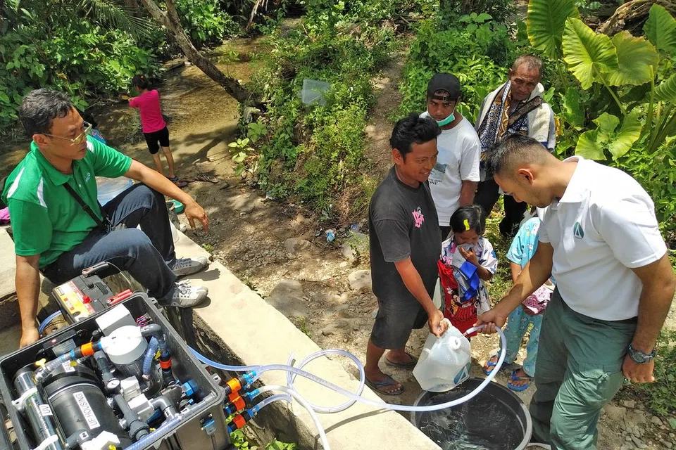 Pasukan tiga orang Aquayana (gambar atas), yang termasuk sukarelawan teknikal dari HSL Constructor, membuat perjalanan darat selama 20 jam dari Makassar, Provinsi Sulawesi Selatan ke daerah Palu, Provinsi Sulawesi Tengah yang dilanda gempa dan tsunami. - Foto BH oleh AQUAYANA 