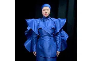 DEKAT DENGAN ISU SEMASA: Aina Abdul yang menyisipkan tema kesihatan mental dalam lagu Sumpah dan keganasan keluarga dalam Semalam gemar membaca dan menonton dokumentari yang dijadikan wadah pencetus inspirasi. - Foto INSTAGRAM AINA ABDUL