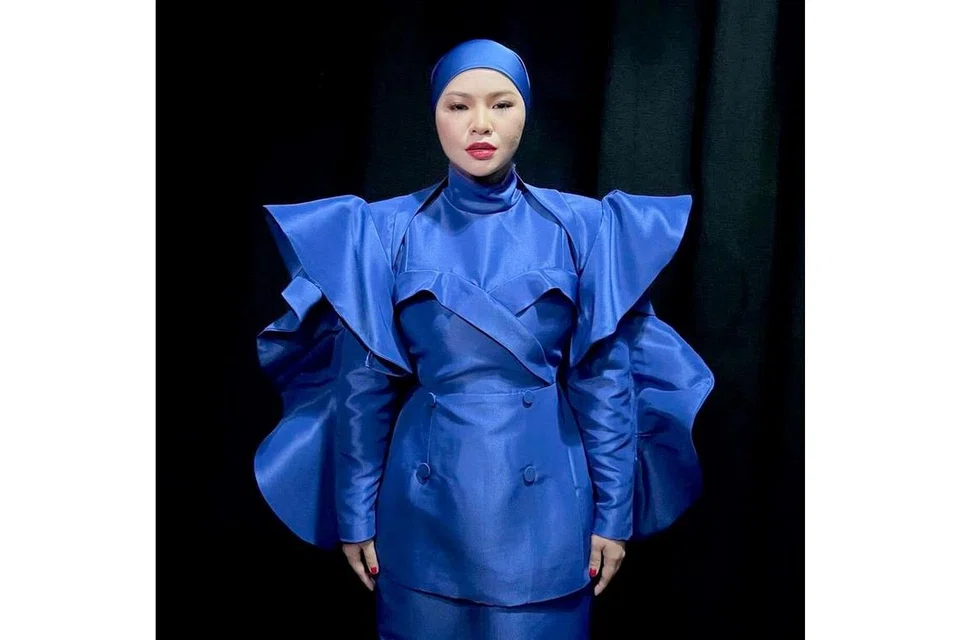 DEKAT DENGAN ISU SEMASA: Aina Abdul yang menyisipkan tema kesihatan mental dalam lagu Sumpah dan keganasan keluarga dalam Semalam gemar membaca dan menonton dokumentari yang dijadikan wadah pencetus inspirasi. - Foto INSTAGRAM AINA ABDUL