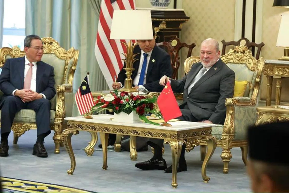 Yang di-Pertuan Agong Malaysia, Sultan Ibrahim (kanan), menerima kunjungan Perdana Menteri China, Encik Li Qiang (kiri), di Istana Negara, Kuala Lumpur, pada 19 Jun, sempena lawatan rasmi pemimpin itu ke Malaysia selama tiga hari bermula 18 Jun.