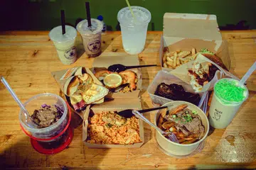 Pelbagai hidangan untuk berbuka puasa.