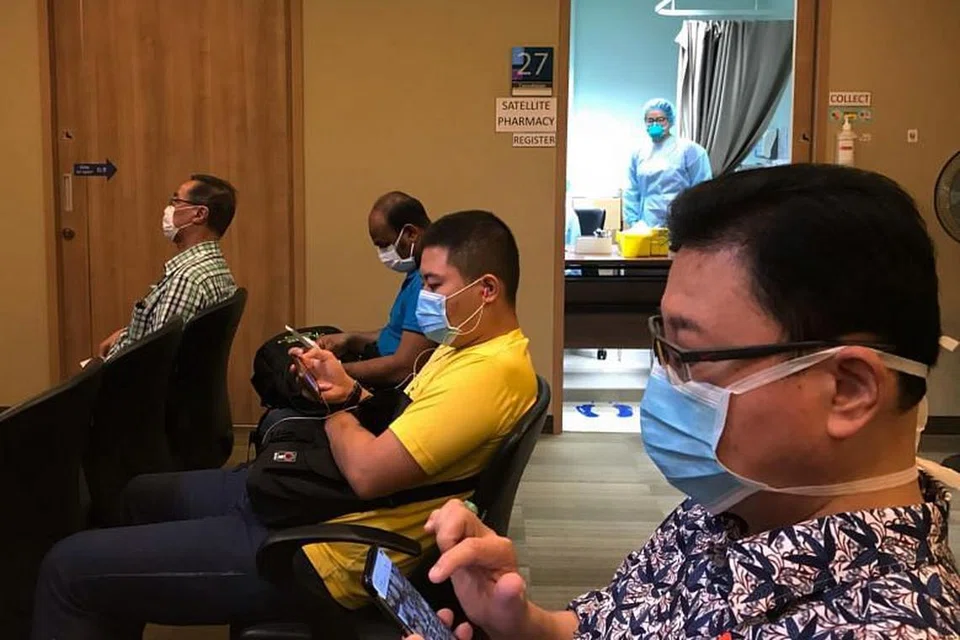 SISTEM BARU: Pesakit yang diuji negatif akan menerima kiriman SMS sementara institusi penjagaan kesihatan akan diberi amaran sekiranya ujian mereka positif. FOTO: KELVIN CHNG 