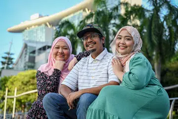 TEMAN SEIRING JALAN: Haryani Othman (kiri) yang kini lebih menumpukan perhatian kepada usaha niaga MakBesar Pte Ltd menghargai rangkaian sokongan dan prinsip ‘susah senang bersama’ yang dipupuk rakan niaganya, Encik Firdaus Faisal (tengah) dan Cik Lina Liyana Samsi.