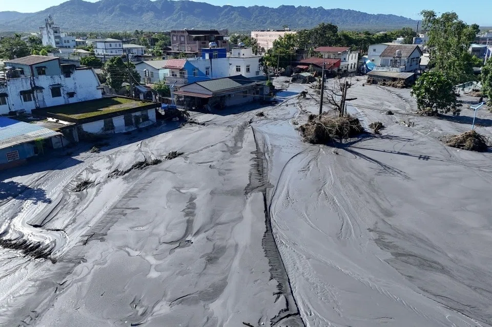 Pemandangan dari dron menunjukkan kawasan Hualien diliputi lumpur tebal selepas banjir besar yang dicetuskan oleh Taufan Super Ragasa. Lumpur berwarna kelabu gelap menutupi jalan raya, ladang dan kawasan perumahan, menyukarkan operasi menyelamat serta usaha pembersihan. Banyak rumah rosak teruk, manakala kenderaan tertimbus sehingga sukar dikenal pasti. Pegawai tempatan berkata kerja-kerja memulihkan infrastruktur dan mencari mangsa akan mengambil masa yang panjang kerana keadaan medan yang berbahaya dan tidak stabil