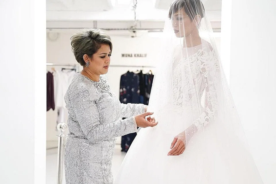 MENYEJAGAT: Cik Fatimah Mohsin (kiri) menyertai London Modest Fashion Week buat pertama kali sebagai usaha memasarkan jenamanya baru-baru ini. - Foto fail