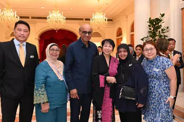 SOKONGAN AKTIF: Cik Narimah Abdul Rahim Bajerai (dua dari kanan) dan Cik Sheafa Abdul Rahim Bajerai (dua dari kiri) bergambar bersama Presiden Tharman Shanmugaratnam (tiga dari kiri) dan isterinya, Cik Jane Ittogi Shanmugaratnam (tiga dari kanan), serta pegawai agensi perkhidmatan sosial, Able, semasa acara Malam Penghargaan Cabaran Presiden 2023 di Istana baru-baru ini. Able adalah antara 86 agensi yang meraih manfaat daripada Cabaran Presiden.