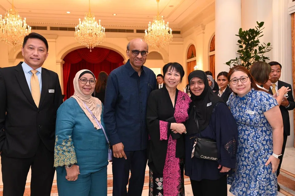 SOKONGAN AKTIF: Cik Narimah Abdul Rahim Bajerai (dua dari kanan) dan Cik Sheafa Abdul Rahim Bajerai (dua dari kiri) bergambar bersama Presiden Tharman Shanmugaratnam (tiga dari kiri) dan isterinya, Cik Jane Ittogi Shanmugaratnam (tiga dari kanan), serta pegawai agensi perkhidmatan sosial, Able, semasa acara Malam Penghargaan Cabaran Presiden 2023 di Istana baru-baru ini. Able adalah antara 86 agensi yang meraih manfaat daripada Cabaran Presiden.