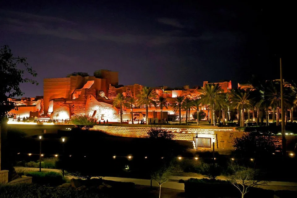 Encik Teo Chee Hean turut mengunjungi tapak warisan dunia Pertubuhan Pendidikan, Saintifik dan Kebudayaan Bangsa-Bangsa Bersatu (Unesco) At-Turaif di Diriyah, yang pernah menjadi nadi Amiriah Diriyah. Ia adalah antara tapak politik dan sejarah penting Arab Saudi dan pusat asal keluarga diraja Saud serta ibu kota pertama negara itu dari 1727 hingga 1818.