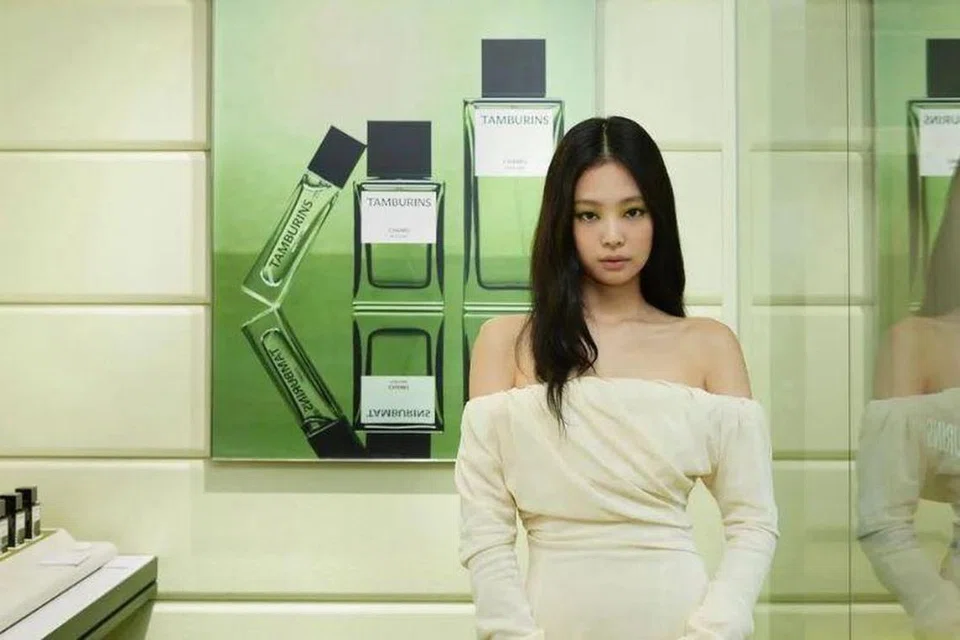 Slow Motion juga adalah lagu pertama penyanyi Blackpink, Jennie, sejak beliau meninggalkan YG Entertainment untuk melakukan projek solo dan menubuhkan agensinya sendiri, Odd Atelier, pada Disember.