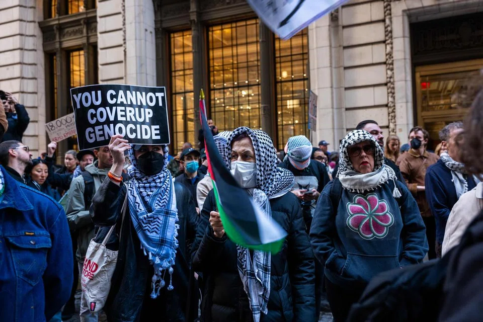 Para aktivis berhimpun di Wall Street, di hadapan sebuah hartanah milik Presiden Donald Trump, bagi membantah serangan terbaru Israel ke atas Gaza pada 19 Mac 2025.
Protes tersebut turut menyasarkan pentadbiran Trump serta institusi kewangan dan bank-bank Wall Street yang didakwa menyokong kerajaan Israel.
Menurut laporan, tentera Israel telah menyambung semula operasi darat di Gaza, sehari selepas serangan udara yang mengorbankan kira-kira 400 orang, termasuk 130 kanak-kanak, berdasarkan data yang dikongsikan oleh Tabung Kanak-Kanak Pertubuhan Bangsa-Bangsa Bersatu (UNICEF).