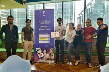 CARI TUKIKAN: Cik Liyana (tengah) memulakan Pollen, syarikat 'start-up' yang memperjuangkan keterangkuman. Pollen adalah satu wadah di mana perniagaan boleh menjadikan peminat jenama mereka sebagai penjual semula.- Foto ihsan LIYANA SULAIMAN
