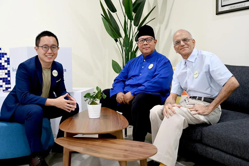 Presiden Persatuan Bertindak Ginjal bagi Masyarakat Islam (MKAC), Encik Ameerali Abdeali (kanan), bersama pengarah eksekutif MKAC, Encik Firdaus Mohd Abdullah (kiri), dan Ustaz Haron Hassan Akhtar (tengah) yang akan terus memegang jawatan sebagai duta MKAC ketiga sejak 2021.