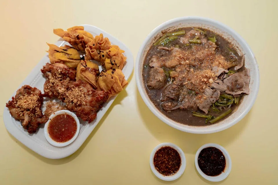 (Dari kiri) Selain Omar’s Signature Thai Beef Noodles, pelanggan boleh memesan hidangan sampingan ayam goreng bawang putih dan jumbo wanton. Sepiring ayam goreng bawang putih berharga $8 dan enam keping jumbo wanton dijual pada harga $7. 