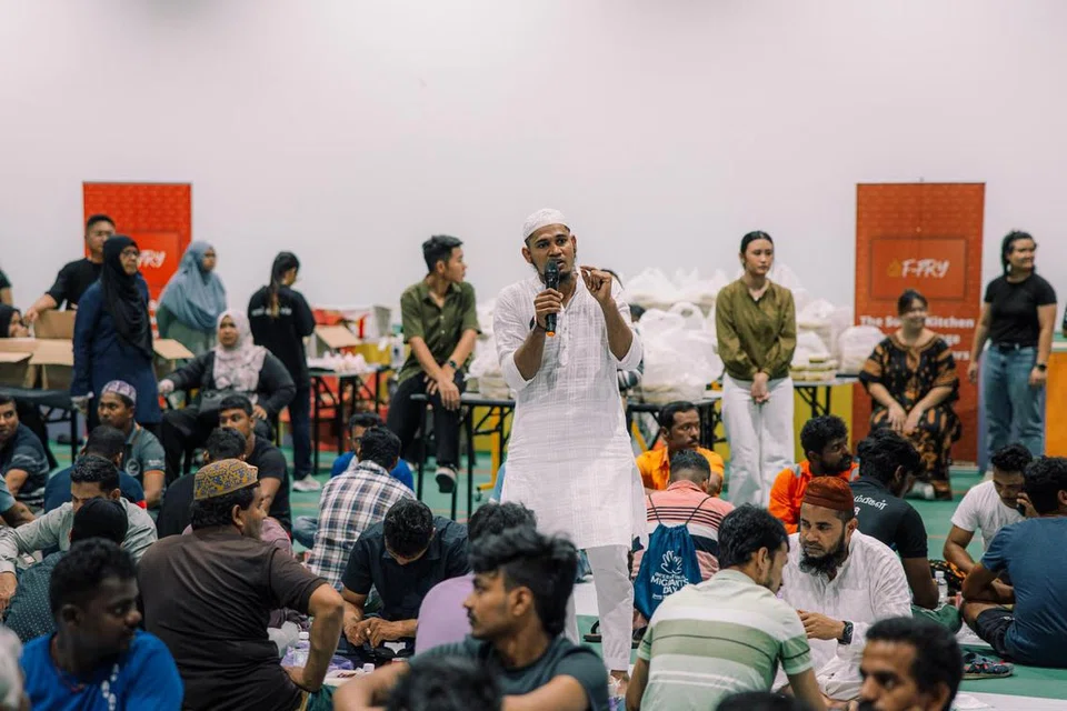 Perusahaan sosial, F-Fry melancarkan projek iftar tahunan mereka sebagai satu usaha murni dalam menyediakan juadah berbuka kepada sekitar lebih 2,000 hingga 3,000 orang pekerja migran semasa Ramadan. Gambar diambil ketika acara buka puasa besar-besaran anjuran F-Fry di Pusat Riadah Cochrane.