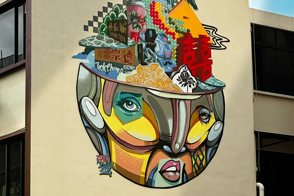 LUAR BIASA: Mural hasil karya seniman setempat, Zero (Encik Zul Othman), berjudul ‘Dekat Di Mata, Jauh Di Hati’, di 290A Joo Chiat Road.