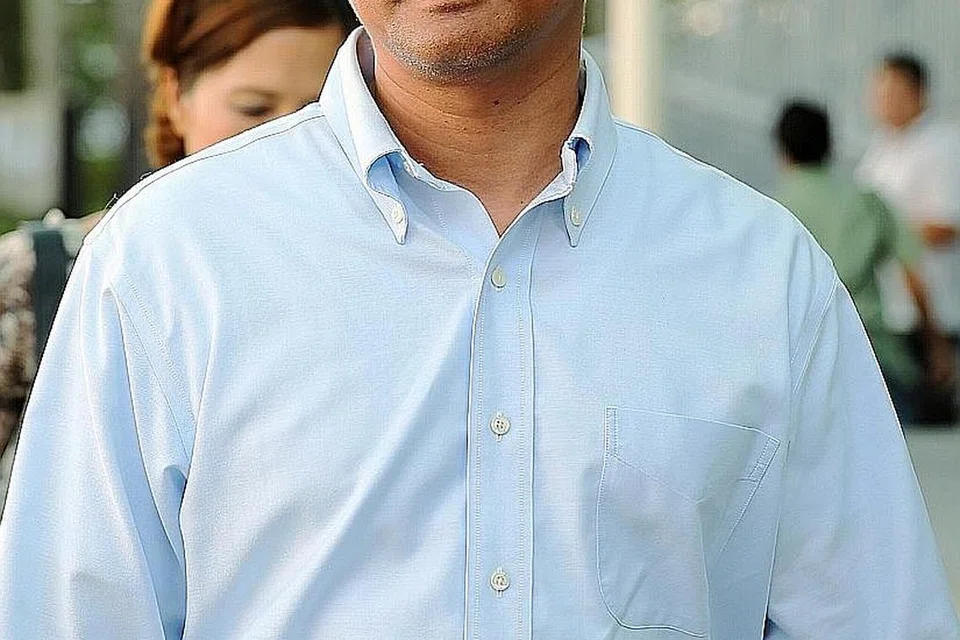 DITUDUH BUAT PENGESAHAN PALSU: Mohammed Lutfi Hussin dituduh mengesahkan secara palsu "ketepatan satu instrumen" - satu pinjaman perumahan - bagi sebuah rumah di Saraca Terrace berhampiran Yio Chu Kang Road pada 22 April 2014. - Foto fail