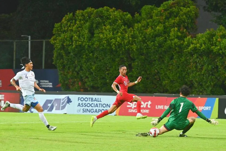 KEMENANGAN YANG DINANTI-NANTI:  Penyerang Shawal Anuar (jersi merah) menjaringkan gol ketiga Singapura dalam kemenangan 3-1 ke atas Chinese Taipei dalam perlawanan persahabatan di Stadium Bishan pada Selasa. 