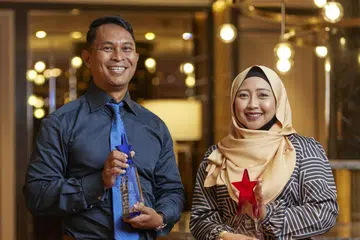 PENERIMA ANUGERAH: Dua pendidik cemerlang di Institut Pendidikan Teknikal (ITE), Cik Nur Aliyah Khamis (kanan) dan Encik Mohamed Shali Buang telah menerima pengiktirafan dalam Majlis Penyampaian Anugerah ITE baru-baru ini di Hotel Orchard.