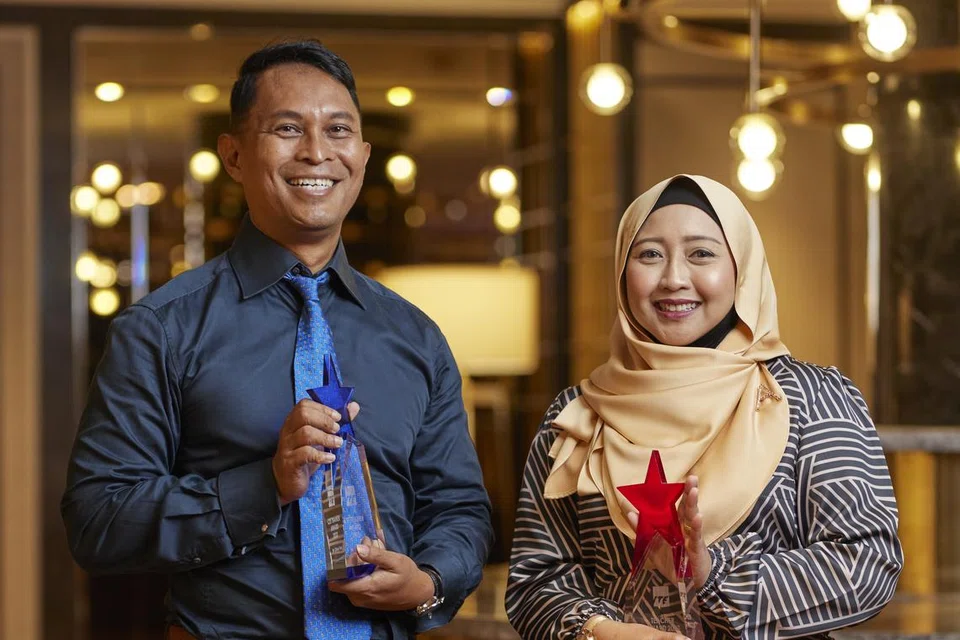 PENERIMA ANUGERAH: Dua pendidik cemerlang di Institut Pendidikan Teknikal (ITE), Cik Nur Aliyah Khamis (kanan) dan Encik Mohamed Shali Buang telah menerima pengiktirafan dalam Majlis Penyampaian Anugerah ITE baru-baru ini di Hotel Orchard.