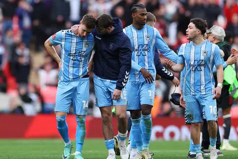 Pemain Coventry City kelihatan hampa dengan kekalahan mereka menentang Manchester United di peringkat separuh akhir Piala FA. Mereka telah bermain dengan baik untuk bangkit semula daripada ketinggalan 0-3 untuk menyamakan kedudukan 3-3 dan membawa perlawanan itu ke sepakan penalti. 