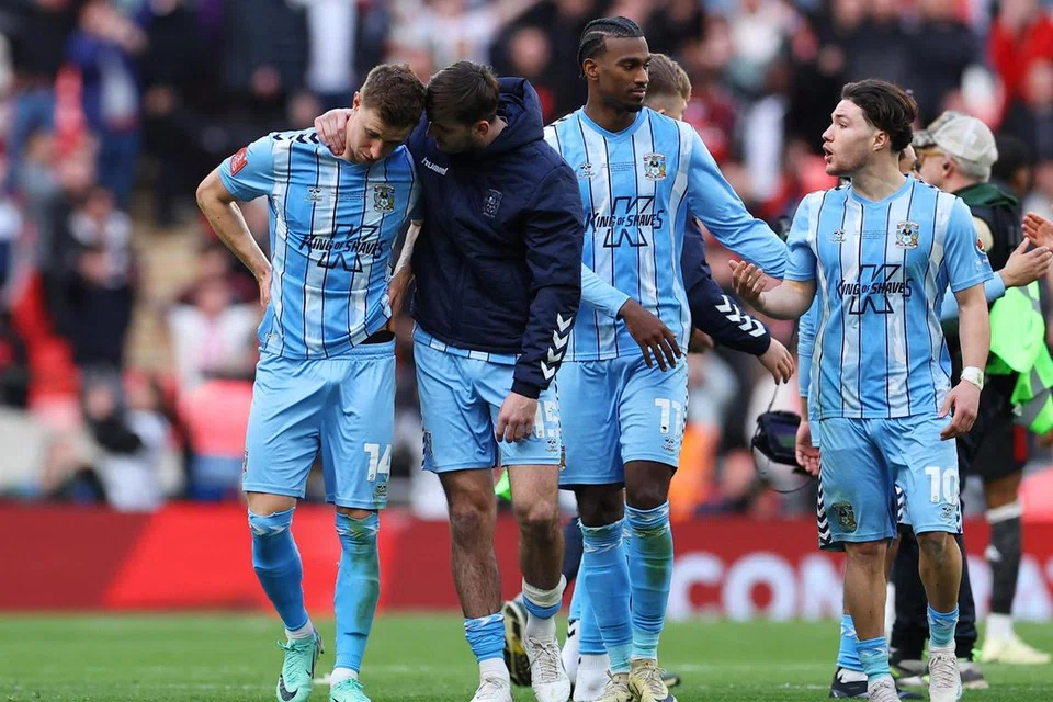 Pemain Coventry City kelihatan hampa dengan kekalahan mereka menentang Manchester United di peringkat separuh akhir Piala FA. Mereka telah bermain dengan baik untuk bangkit semula daripada ketinggalan 0-3 untuk menyamakan kedudukan 3-3 dan membawa perlawanan itu ke sepakan penalti. 