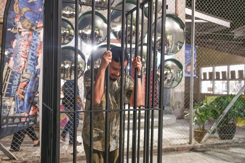 Pengarah Tourism Johor, Encik Nazrul Abd Rahim, bergambar di dalam sangkar besi ketika melawat Kota Jail pada sebelah malam.