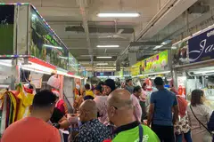 SUASANA RAMAI: Walaupun ramai mengunjungi Pasar Geylang Serai, pelanggan hanya membeli apa yang diperlukan bagi persiapan awal Ramadan disebabkan keadaan inflasi yang terus naik. - Foto BH oleh DAHLIA ZULKIFLI