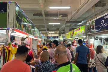 SUASANA RAMAI: Walaupun ramai mengunjungi Pasar Geylang Serai, pelanggan hanya membeli apa yang diperlukan bagi persiapan awal Ramadan disebabkan keadaan inflasi yang terus naik. - Foto BH oleh DAHLIA ZULKIFLI