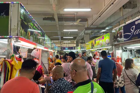 SUASANA RAMAI: Walaupun ramai mengunjungi Pasar Geylang Serai, pelanggan hanya membeli apa yang diperlukan bagi persiapan awal Ramadan disebabkan keadaan inflasi yang terus naik. - Foto BH oleh DAHLIA ZULKIFLI