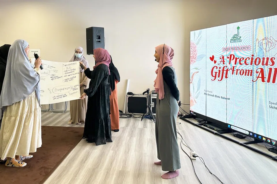 SESI INTERAKTIF: Pada Oktober 2023, bakal-bakal ibu telah mengikuti sesi pertama program fiqh kehamilan dan berkongsi tentang cara pemilihan makanan yang lebih sihat dengan dibimbing oleh pakar kesihatan dan pemakanan, Cik Amirah Rahmat (berdiri, paling kanan).