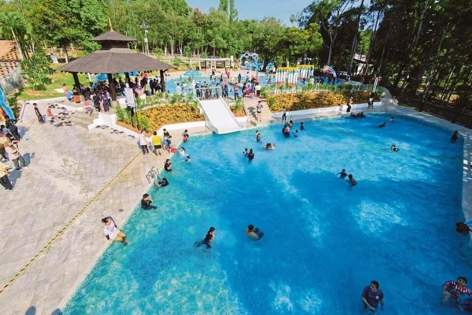 Laman Air Hutan Bandar Majlis Bandaraya Johor Bahru (MBJB) menarik  1,200 pengunjung yang teruja menikmati kemudahan permainan air di situ. 