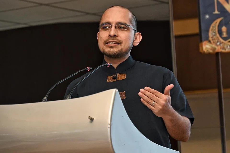 Setiausaha Parlimen Kanan (Pendidikan merangkap Pembangunan Negara), Dr Syed Harun Alhabsyi berucap di majlis berbuka puasa bersama pekerja migran Bangladesh pada 1 Mac.