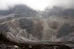(GAMBAR FAIL) Foto fail yang diambil pada 16 Ogos 2013 ini menunjukkan pandangan umum kompleks perlombongan Grasberg milik Freeport McMoRan, salah satu lombong emas dan tembaga terbesar di dunia yang terletak di wilayah terpencil Papua, Indonesia. 