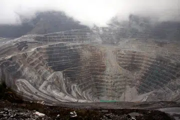 (GAMBAR FAIL) Foto fail yang diambil pada 16 Ogos 2013 ini menunjukkan pandangan umum kompleks perlombongan Grasberg milik Freeport McMoRan, salah satu lombong emas dan tembaga terbesar di dunia yang terletak di wilayah terpencil Papua, Indonesia. 