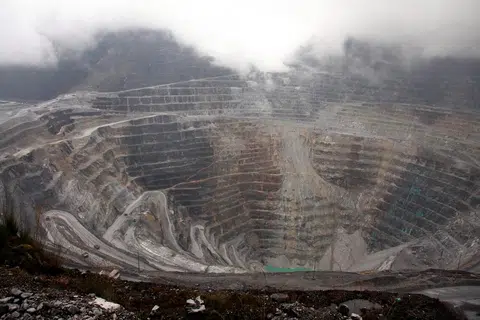 (GAMBAR FAIL) Foto fail yang diambil pada 16 Ogos 2013 ini menunjukkan pandangan umum kompleks perlombongan Grasberg milik Freeport McMoRan, salah satu lombong emas dan tembaga terbesar di dunia yang terletak di wilayah terpencil Papua, Indonesia. 