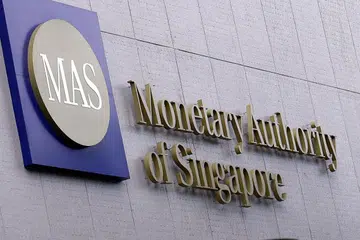HADAPI SIASATAN: Penguasa Kewangan Singapura (MAS) dan polis dari Jabatan Ehwal Komersil (CAD) telah membuat serbuan, ke atas sekurang-kurangnya empat firma pembelian dan penjualan saham di sini; DBS Vickers, Maybank Kim Eng, OCBC Securities dan Phillip Securities, pada Isnin lalu. - Foto THE BUSINESS TIMES
