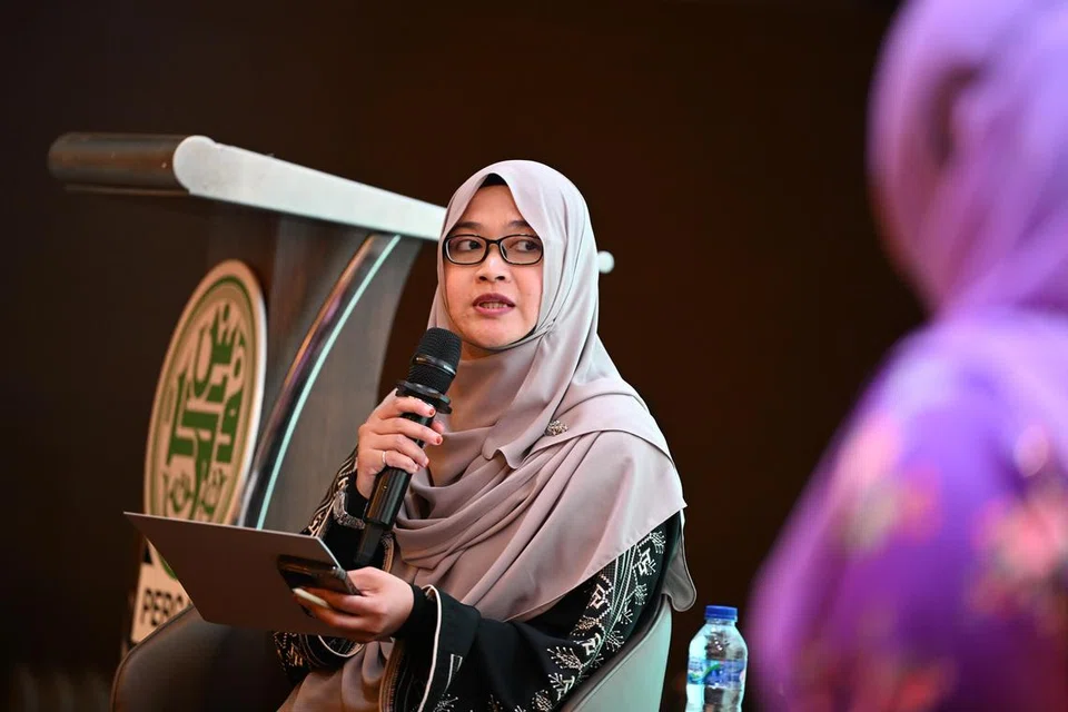Ustazah Dr Nur ‘Alaniah Wahid berkata asatizah perlu manfaatkan wadah media sosial untuk mengembangkan dakwah mereka kerana golongan muda lebih cenderung mendapatkan panduan agama melaluinya. 