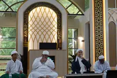Bersama Ustaz TM Fouzy (tiga dari kiri) dan kumpulan Persatuan Pembangunan Akhlak dan Insan (MHDS) melalui program memperdalam cinta umat Islam kepada Rasulullah pada Mei 2024, di Masjid Al-Amin.