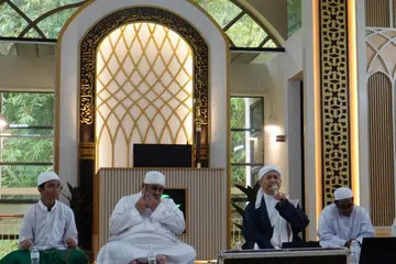 Bersama Ustaz TM Fouzy (tiga dari kiri) dan kumpulan Persatuan Pembangunan Akhlak dan Insan (MHDS) melalui program memperdalam cinta umat Islam kepada Rasulullah pada Mei 2024, di Masjid Al-Amin.