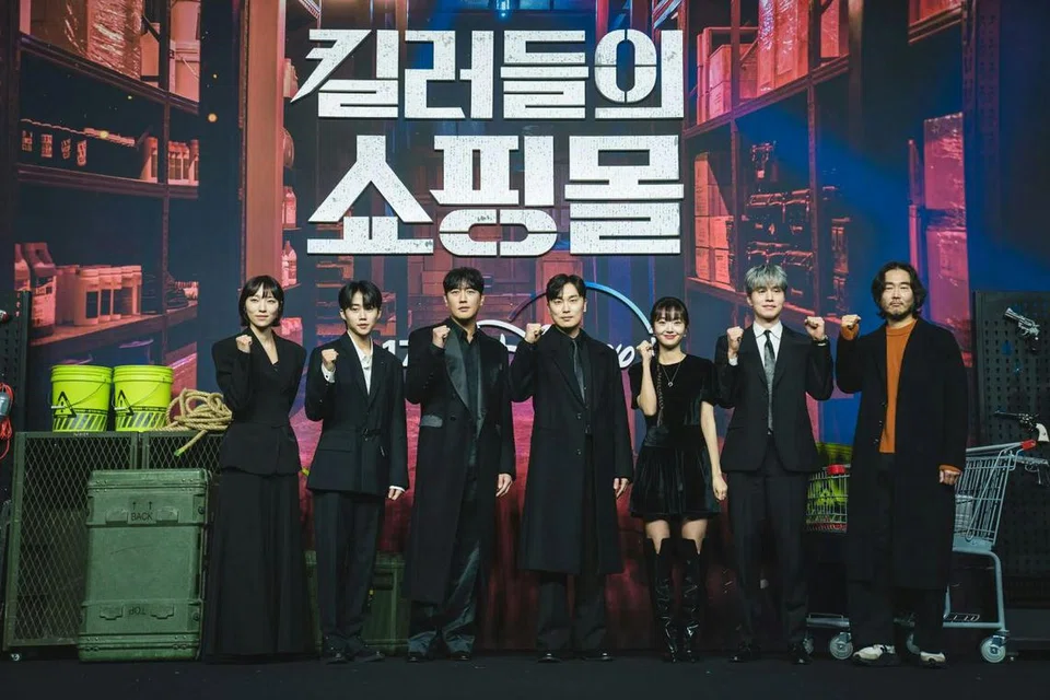 Sidang akhbar ‘A Shop for Killers’ turut dihadiri oleh barisan pelakon utama termasuk Lee Dong-wook, Kim Hye-jun, Seo Hyun-woo, Jo Han-sun, Geum Hae-na, dan Park Ji-bin serta pengarah rancangan tersebut, Lee Kwon.