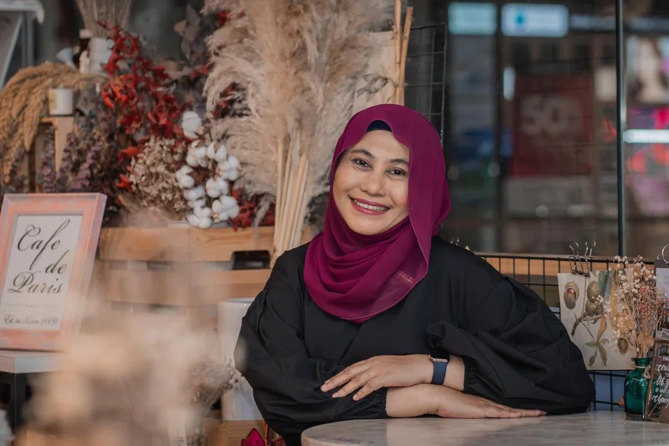 Pengelola WHe, Hanim Mohd Saleh, Editor Bersekutu (Kolumnis Kanan), Berita Harian/ Berita Minggu.
