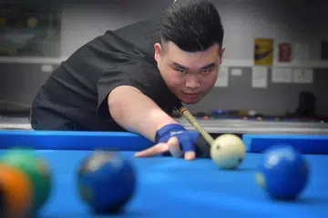 Pemain pool profesional Singapura, Aloysius Yapp dinobatkan sebagai juara dunia permainan 8-bola selepas menewaskan Francisco Ruiz dari Sepanyol 10-4.