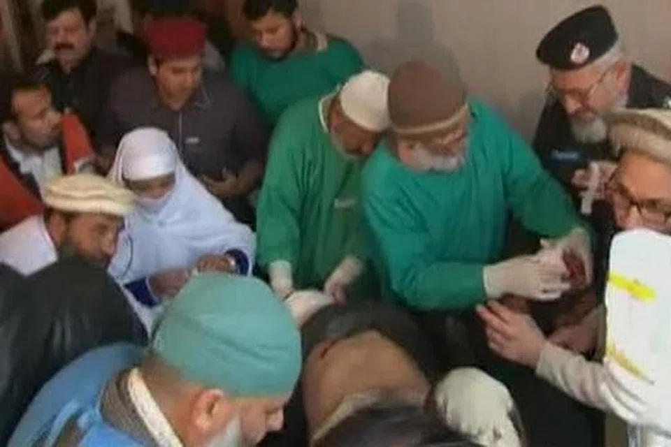 SERANGAN PENGGANAS: Pegawai perubatan bergegas membantu pelajar dan kakitangan universiti yang cedera dalam serangan pengganas di Universiti Bacha Khan, Pakistan, semalam. - Foto REUTERS