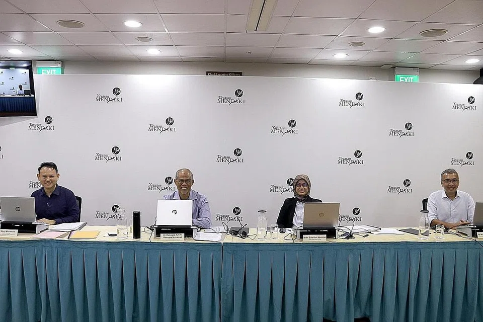 MEMBENTANG LAPORAN: (Dari kiri) Encik Zaqy, Encik Masagos, Ketua Pegawai Eksekutif Mendaki Zuraidah Abdullah dan Pengarah Kewangan Nizar Mustafa di mesyuarat agung tahunan badan bantu diri itu semalam. - Foto MENDAKI
