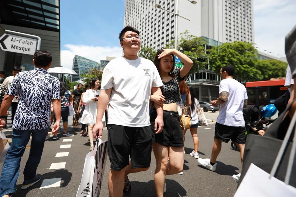 PANAS: Suhu cuaca tertinggi harian diramal berada pada sekitar 34 darjah Celsius dan berupaya naik setinggi 35 darjah Celsius bagi beberapa hari tertentu apabila cuaca menerima lebih kurang liputan awan.