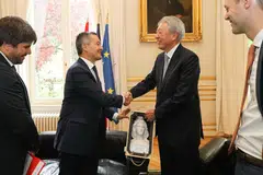 ERATKAN HUBUNGAN: Pertemuan antara Encik Teo Chee Hean (dua dari kanan) dan Encik Gérald Darmanin pada 14 September lalu.