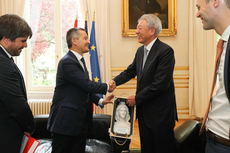 ERATKAN HUBUNGAN: Pertemuan antara Encik Teo Chee Hean (dua dari kanan) dan Encik Gérald Darmanin pada 14 September lalu.