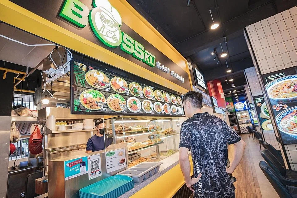 CUKUP MENARIK: Selain sajian menyelerakan, suasana di Kedai Kopi juga memang moden. Ia turut menyediakan ruang solat.